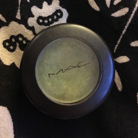 MAC eyeshadow in Juxt