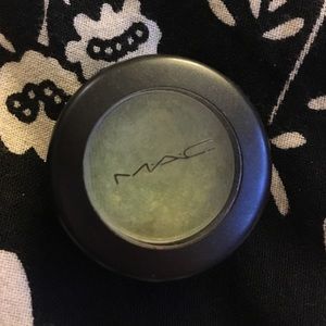 MAC eyeshadow in Juxt