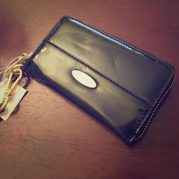 NWT Tahari wristlet
