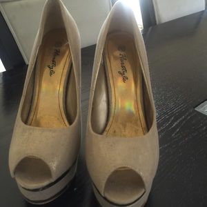 Tan/Gold peep toe 6' pump