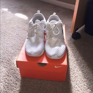 White NIKE Roshe