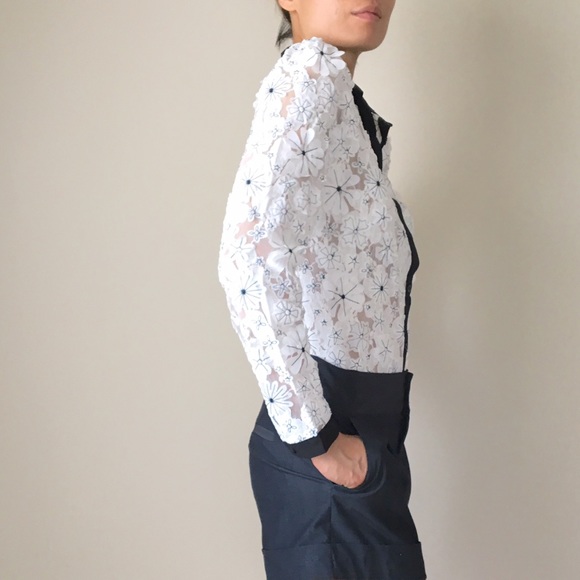 appliqué lace daisies detailing top - Picture 3 of 4