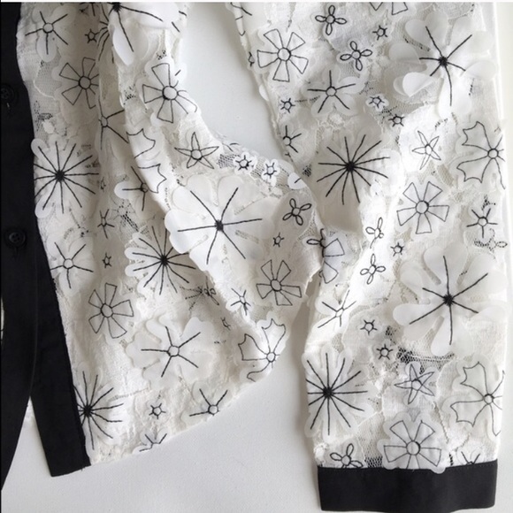 appliqué lace daisies detailing top - Picture 4 of 4