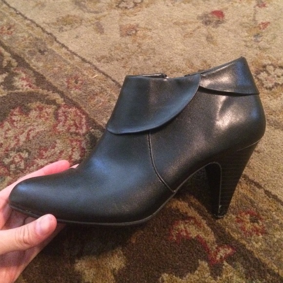Black heeled booties - Picture 3 of 3