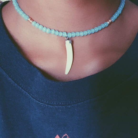 Periwinkle horn choker
