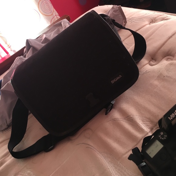 A MINOLTA Film Camera, with 2 lenses & a Bag. - Picture 4 of 4