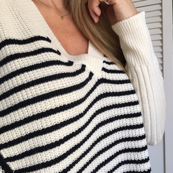Sale/Last Item ✨ Gorgeous Stripe V-Neck Knit - Picture 2 of 4