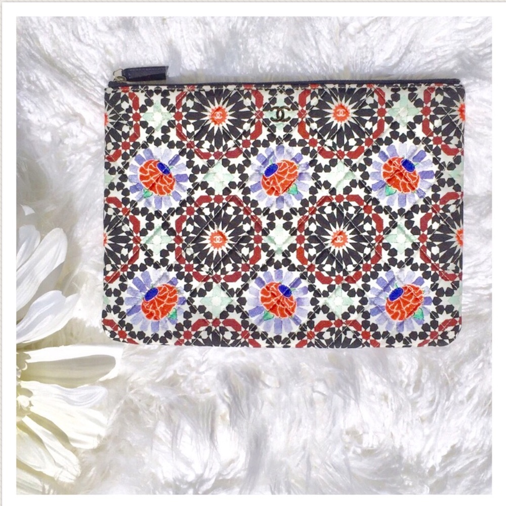 π CHANEL CLUTCH POUCH - Picture 2 of 8