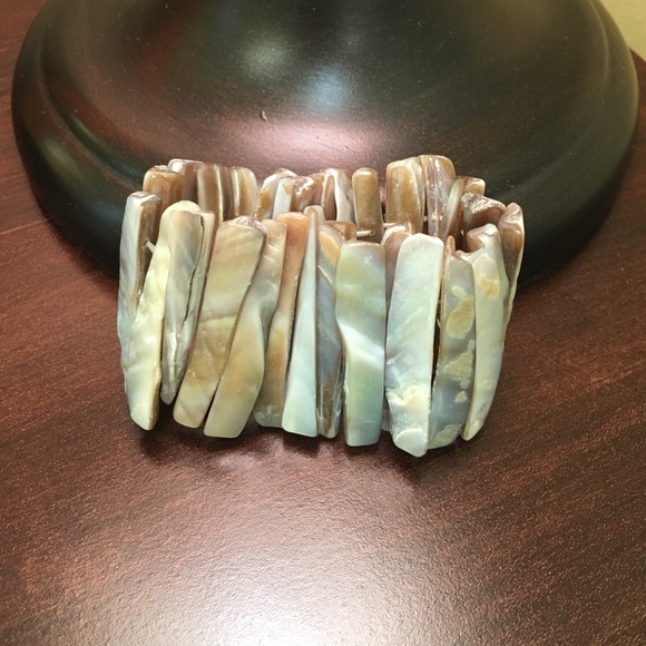 🌷 Off White Iridescent Shell Bracelet 🌷