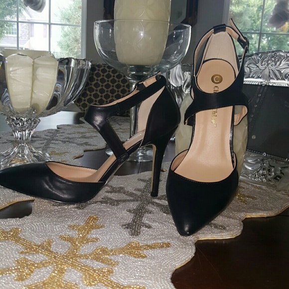 Chase&Chloe black strap heels