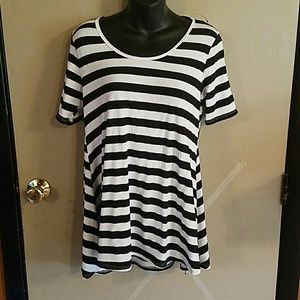 Lularoe Perfect Tee Small