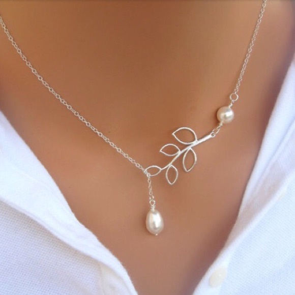 💍NEW SILVER AND PEARL LEAF NECKLACE!💍