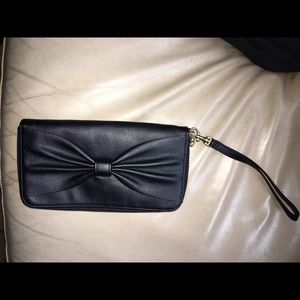 Black bow detail wristlet