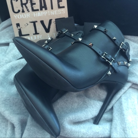 🎉Priced to sell‼️ Valentino Rockstud Nior Booties - Picture 2 of 4