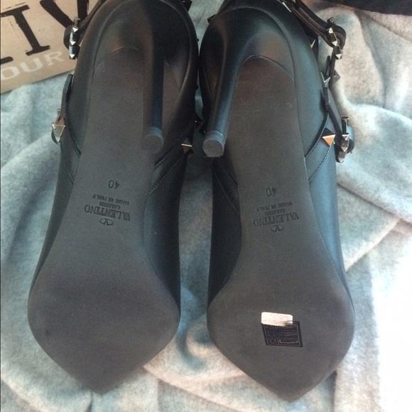 🎉Priced to sell‼️ Valentino Rockstud Nior Booties - Picture 3 of 4