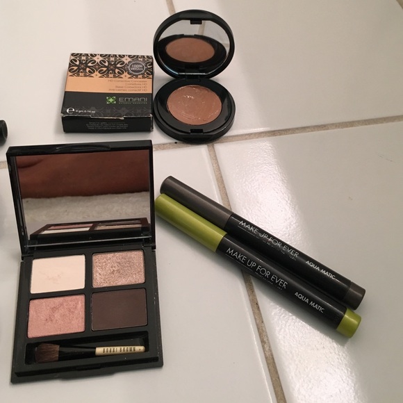 ****Makeup Bundle**** - Picture 3 of 4