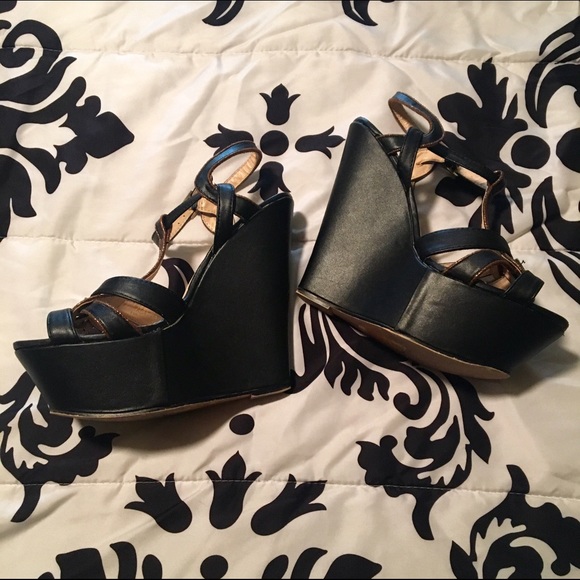 Black wedges