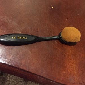 Oval foundation brush