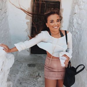 Meet your Posher, Demi