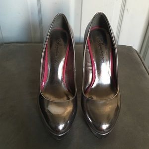 Shoedazzle Metallic Silver Heels Shoes size 7
