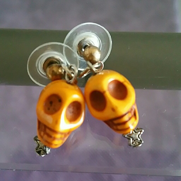 Handmade Skull earrings with star.