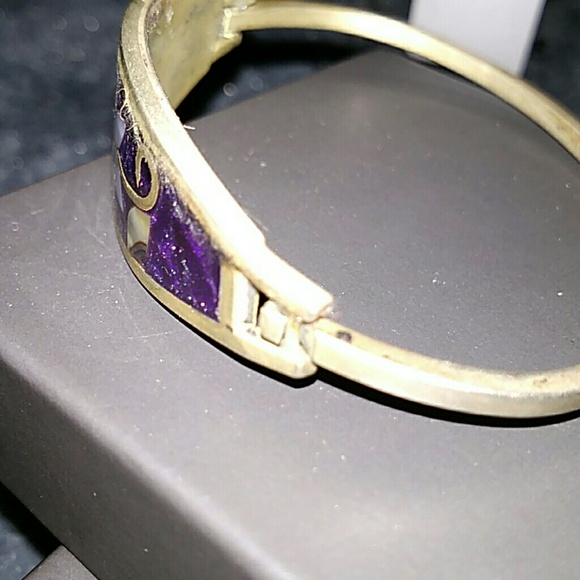 Beautiful bracelet with flower design on front. - Picture 2 of 4