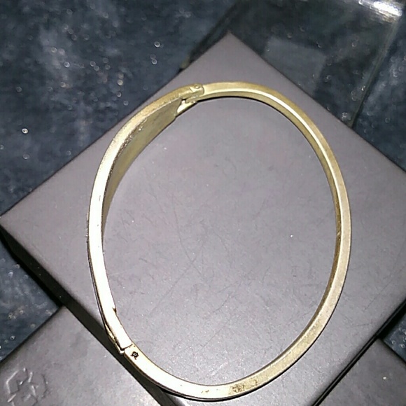 Beautiful bracelet with flower design on front. - Picture 3 of 4