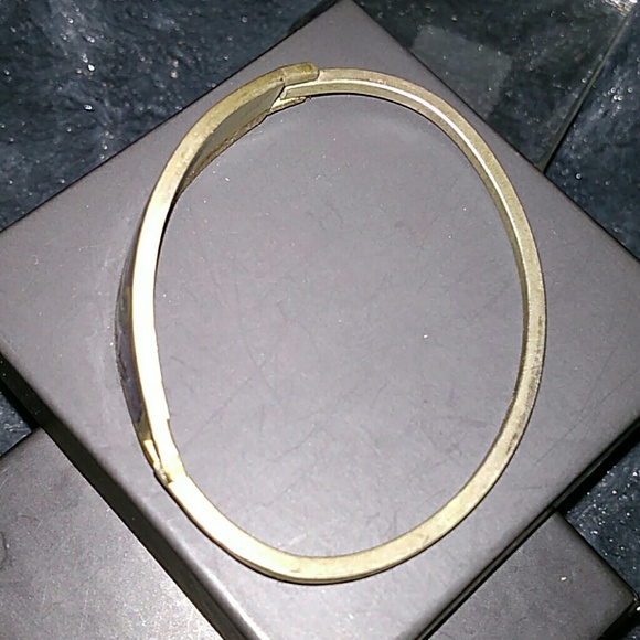 Beautiful bracelet with flower design on front. - Picture 4 of 4