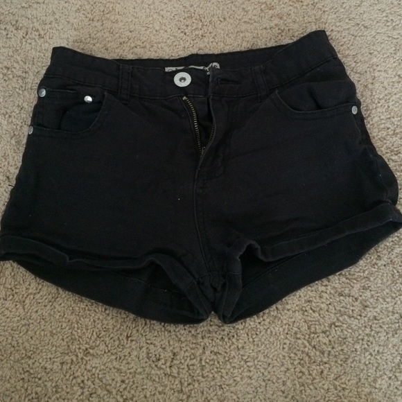 Tilly's black semi high waisted shorts