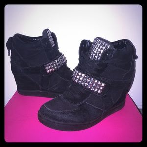 Steve Madden black hidden wedge sneaker