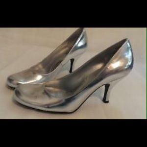 KENNETH COLE MINI PUMPS