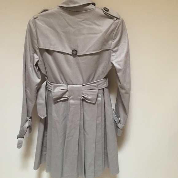 SINCLAIRE trench coat. Lightly worn, great details - Picture 2 of 4