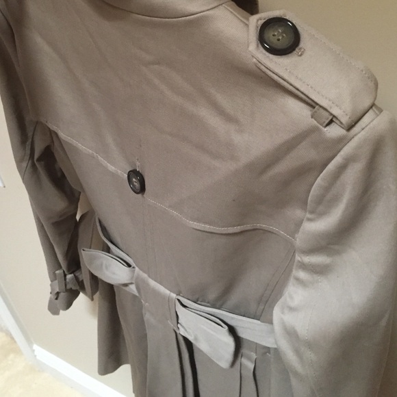 SINCLAIRE trench coat. Lightly worn, great details - Picture 3 of 4