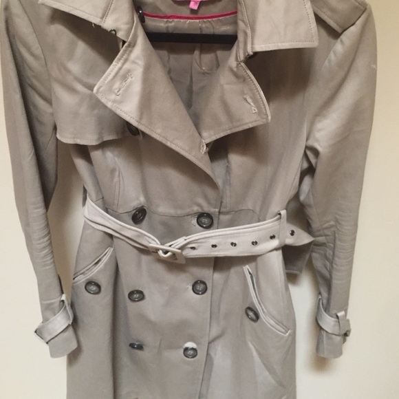 SINCLAIRE trench coat. Lightly worn, great details - Picture 4 of 4