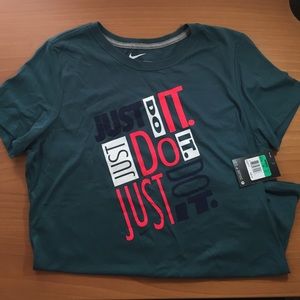 Women's Nike T-shirt!! New w tags!
