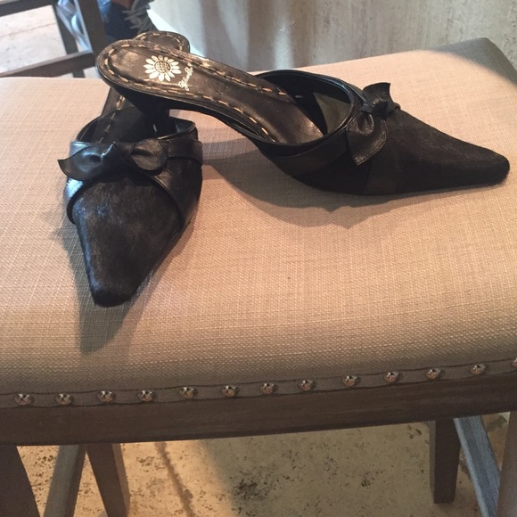 Yellow box black pointed toe heel - Picture 2 of 2