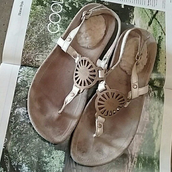 UGG sandals. ..