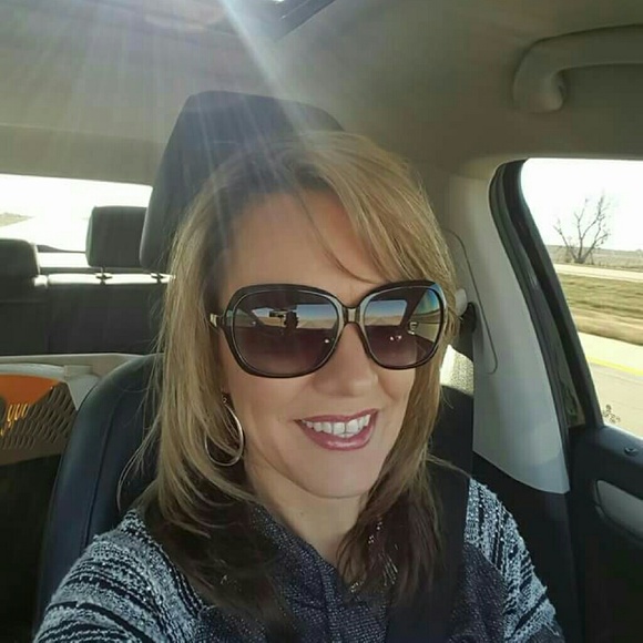 Meet your Posher, Stacey - Picture 2 of 2