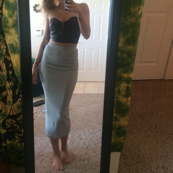 Adorable crop black top faux leather top with zip - Picture 2 of 4