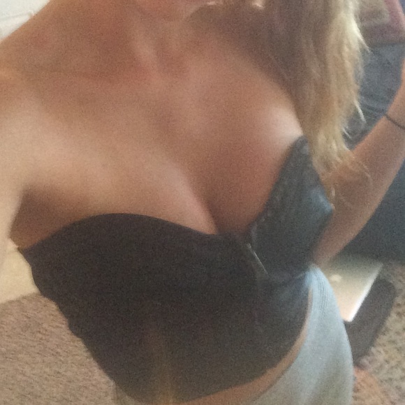 Adorable crop black top faux leather top with zip - Picture 4 of 4