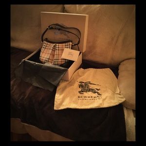 Women's brown black and white burberry bucket bag
