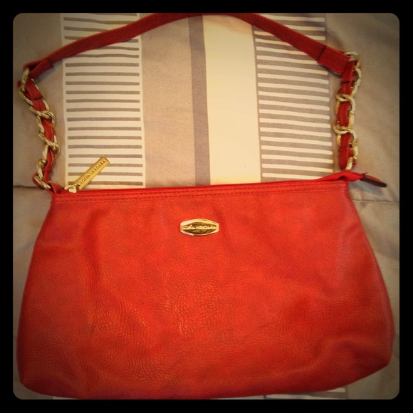 Sofia Vergara red handbag with gold chain strap