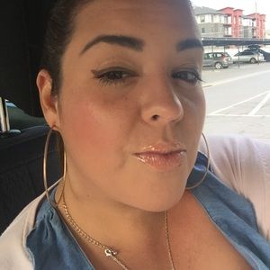 Meet your Posher, Yumisay