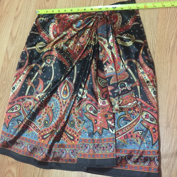 Paisley skirt with a fun detailed like bow - Picture 2 of 4