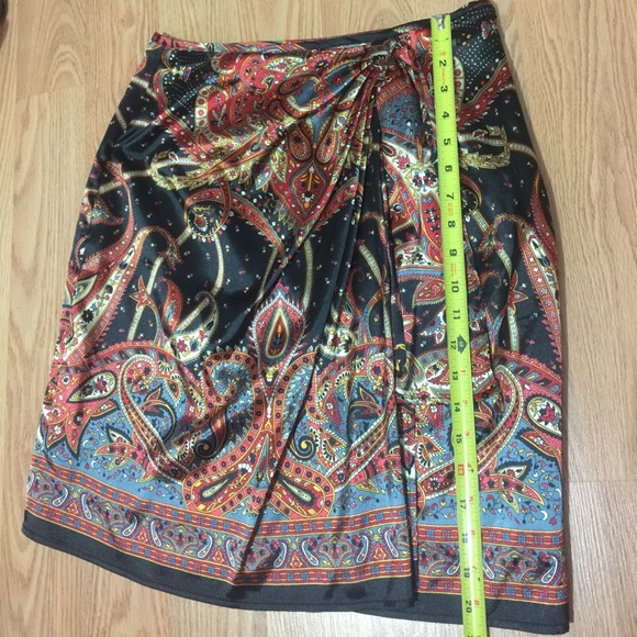 Paisley skirt with a fun detailed like bow - Picture 4 of 4