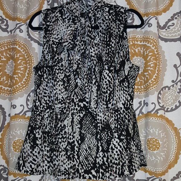 Sleeveless blouse tie-neck detail