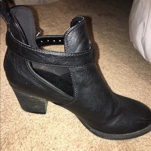 A 6 1/2 black boots.