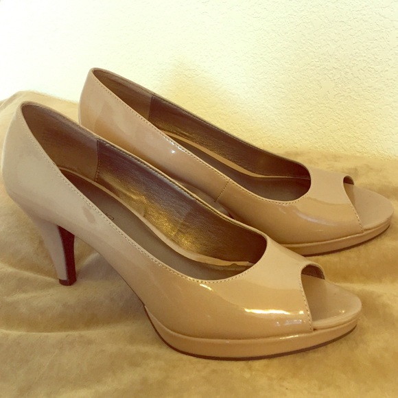 Nude peep toe pumps. Naked looks good on everyone!
