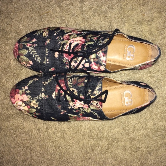 Gianni Bini Shoes - Gianni Bini Floral Loafers. Size 8.