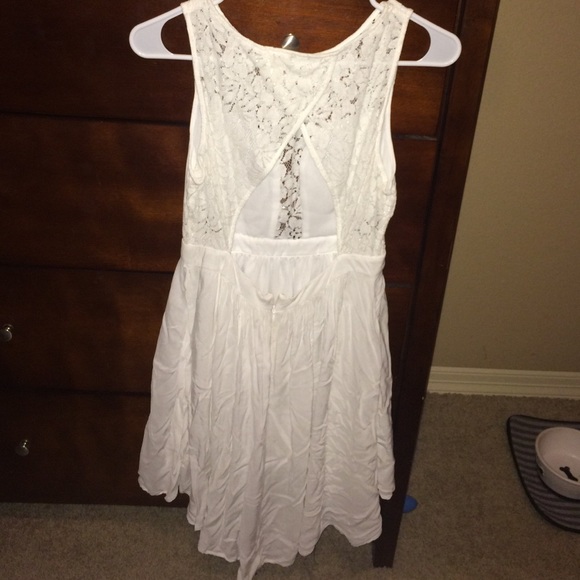 BCBG White high low dress. Size 4 - Picture 2 of 3